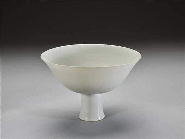 白瓷暗花龍紋高足碗