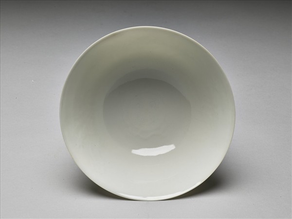 白瓷暗花龍紋高足碗