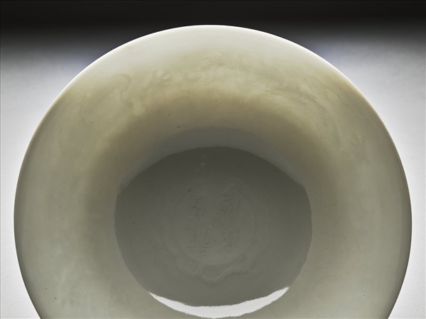 白瓷暗花龍紋高足碗