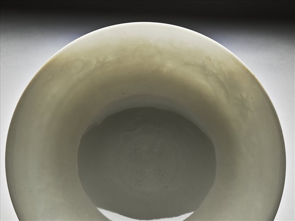 白瓷暗花龍紋高足碗