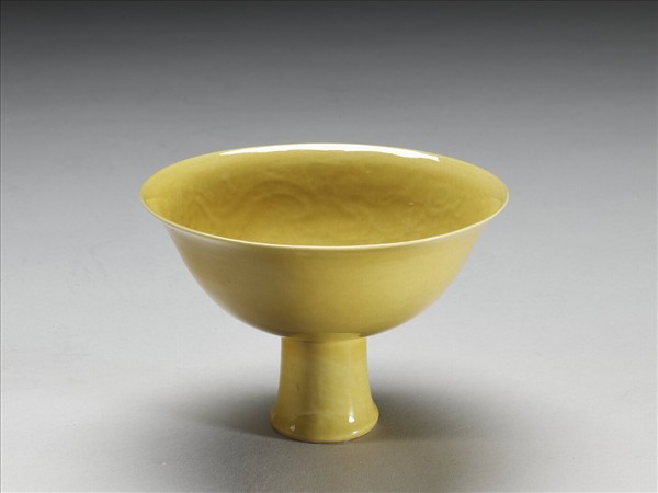 黃釉錐拱雙龍戲珠紋高足碗