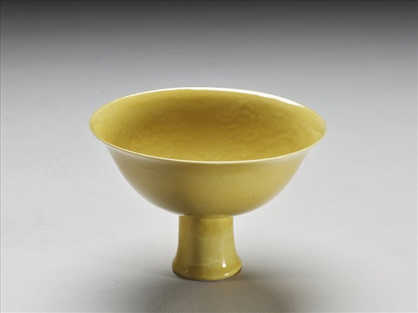 黃釉錐拱雙龍戲珠紋高足碗