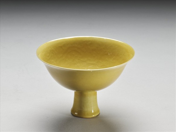 黃釉錐拱雙龍戲珠紋高足碗