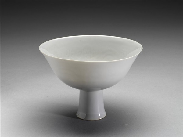 白瓷暗花龍紋高足碗