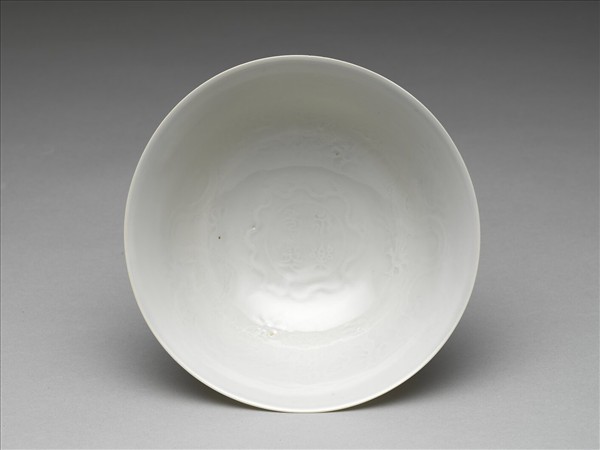 白瓷暗花龍紋高足碗