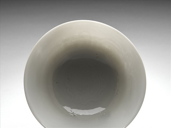 白瓷暗花龍紋高足碗