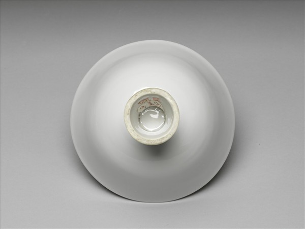 白瓷暗花龍紋高足碗