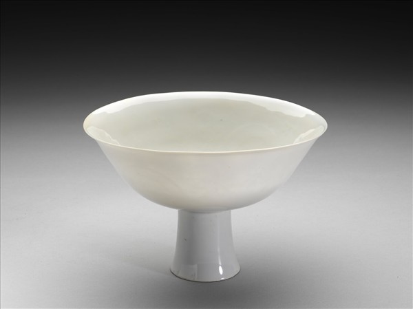 白瓷暗花龍紋高足碗