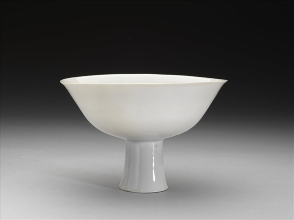 白瓷暗花龍紋高足碗