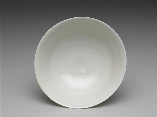 白瓷暗花龍紋高足碗