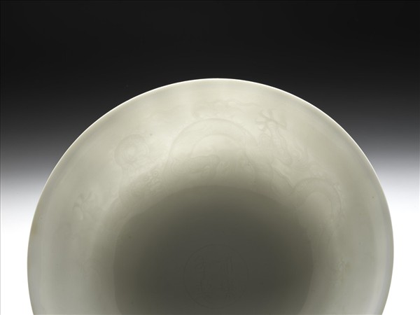 白瓷暗花龍紋高足碗