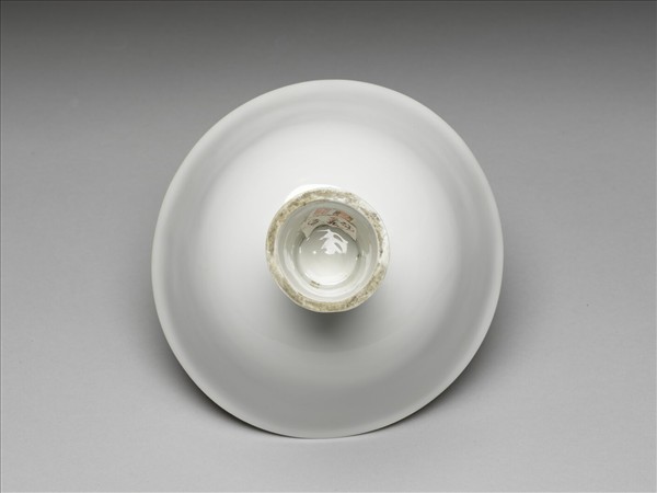 白瓷暗花龍紋高足碗