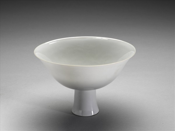 白瓷暗花龍紋高足碗