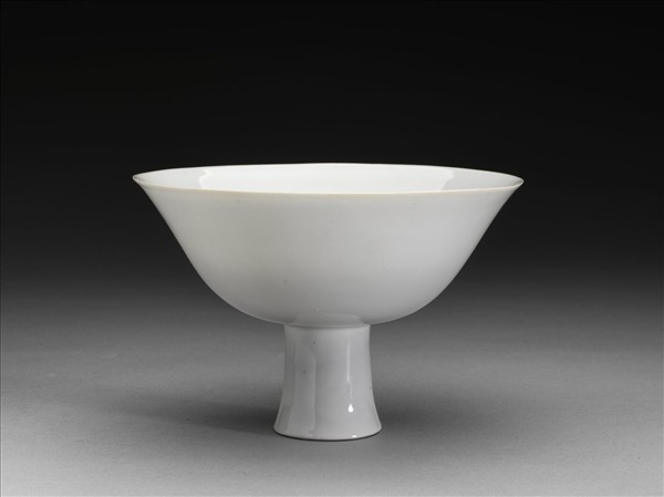 白瓷暗花龍紋高足碗