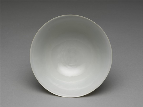 白瓷暗花龍紋高足碗