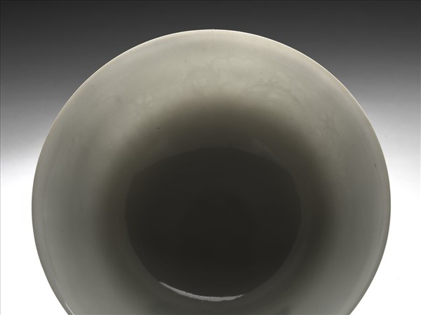 白瓷暗花龍紋高足碗