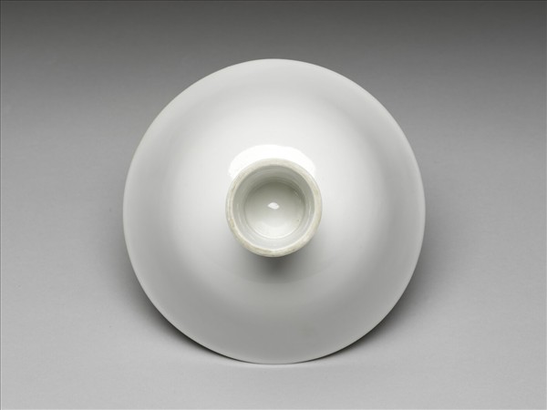 白瓷暗花龍紋高足碗