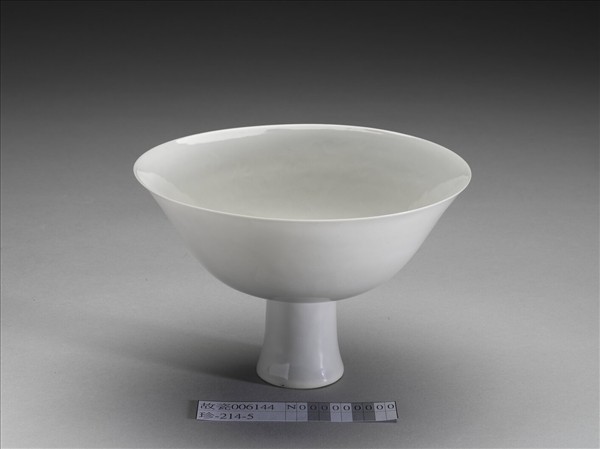 白瓷暗花龍紋高足碗