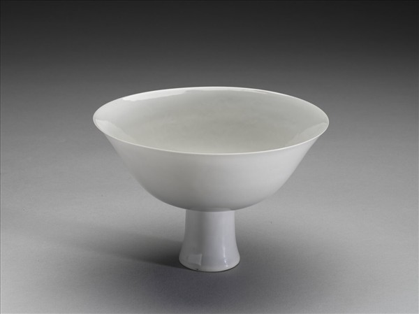 白瓷暗花龍紋高足碗