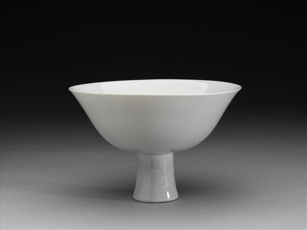 白瓷暗花龍紋高足碗