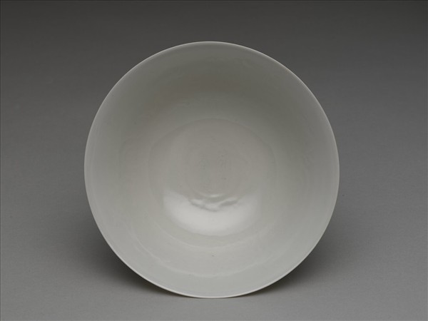 白瓷暗花龍紋高足碗