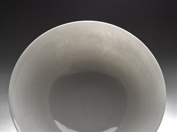 白瓷暗花龍紋高足碗