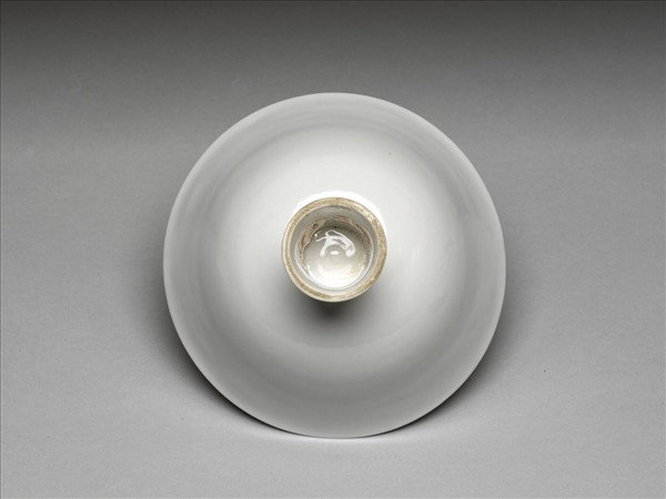 白瓷暗花龍紋高足碗