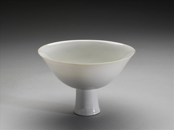 白瓷暗花龍紋高足碗