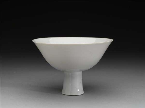 白瓷暗花龍紋高足碗