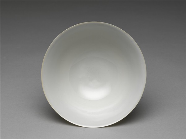 白瓷暗花龍紋高足碗