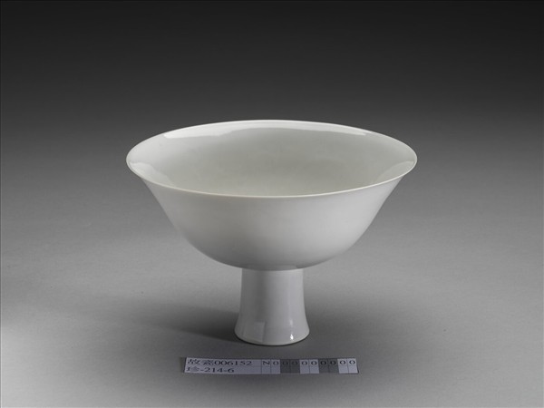 白瓷暗花龍紋高足碗