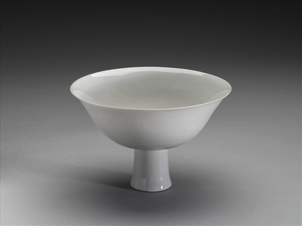 白瓷暗花龍紋高足碗