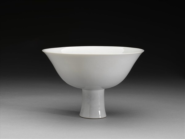 白瓷暗花龍紋高足碗