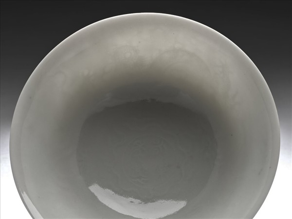 白瓷暗花龍紋高足碗