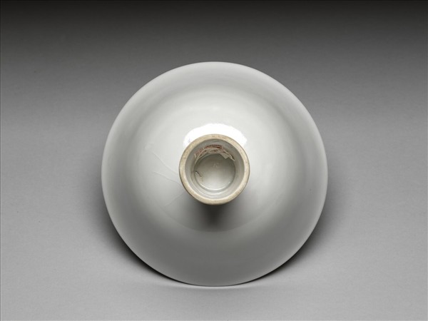 白瓷暗花龍紋高足碗