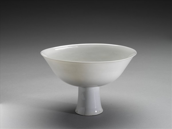 白瓷暗花龍紋高足碗