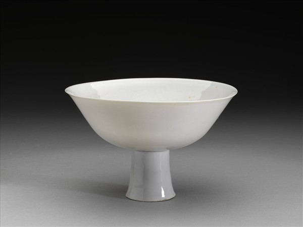 白瓷暗花龍紋高足碗