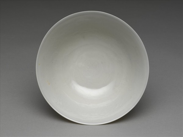 白瓷暗花龍紋高足碗