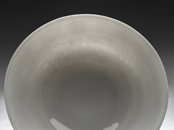 白瓷暗花龍紋高足碗