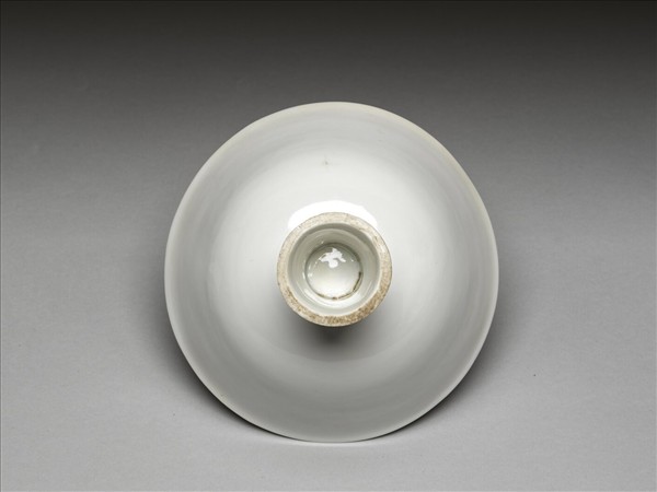 白瓷暗花龍紋高足碗