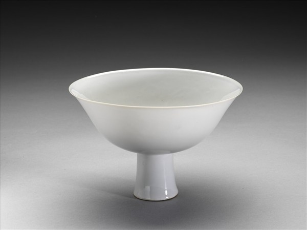 白瓷暗花龍紋高足碗