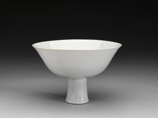 白瓷暗花龍紋高足碗