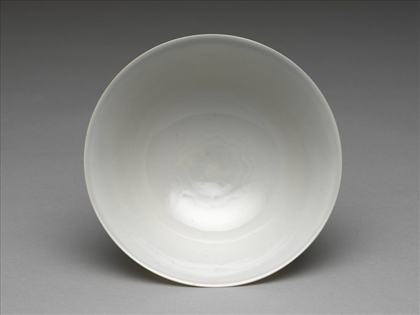 白瓷暗花龍紋高足碗