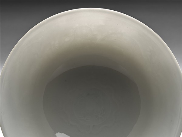 白瓷暗花龍紋高足碗