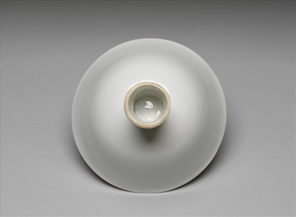 白瓷暗花龍紋高足碗