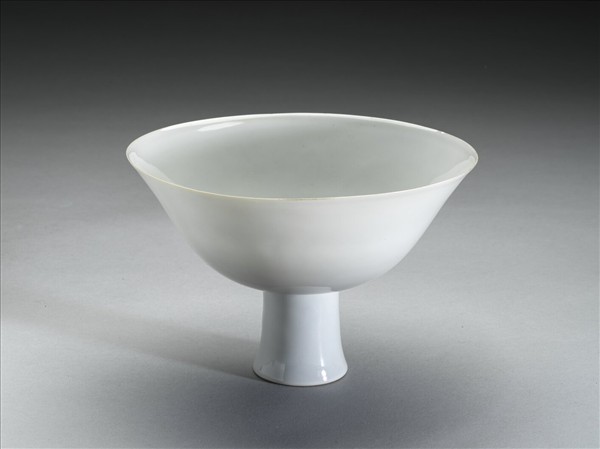 白瓷暗花龍紋高足碗