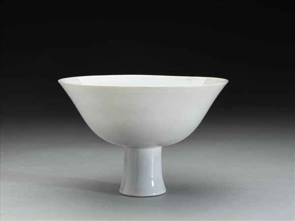 白瓷暗花龍紋高足碗