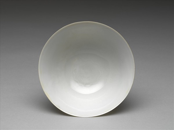 白瓷暗花龍紋高足碗