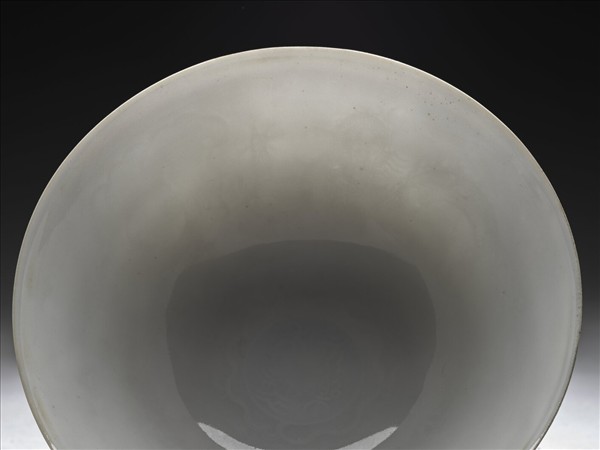 白瓷暗花龍紋高足碗