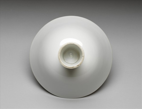 白瓷暗花龍紋高足碗